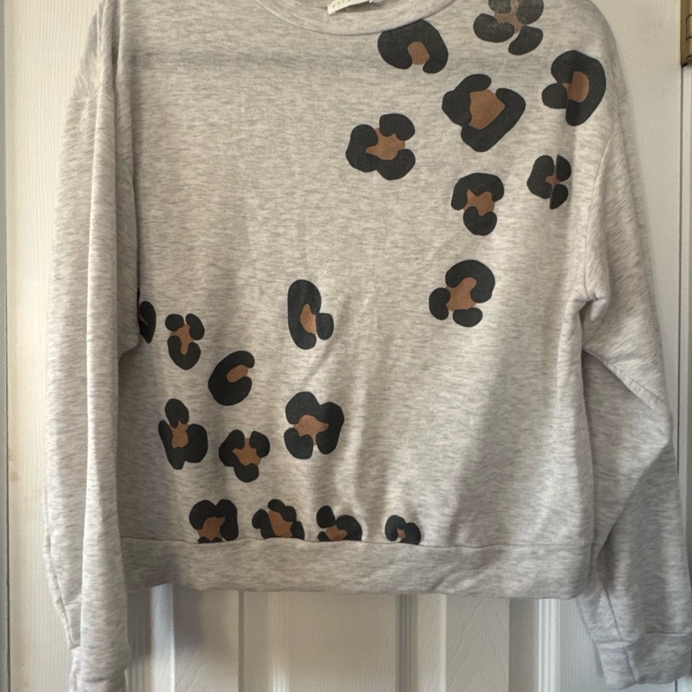 Dee Elly Women’s Lightweight Leopard Print Gray Sweatshirt Size M